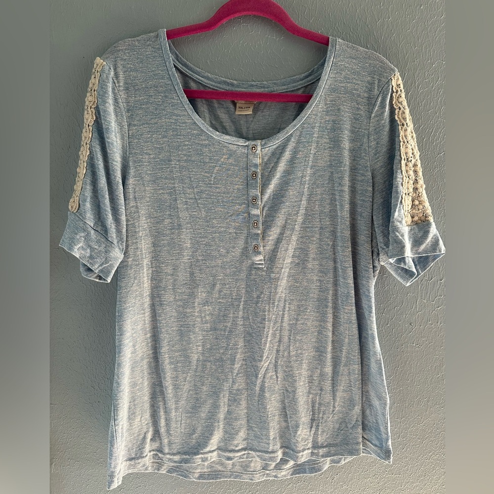 Ariat Women’s XXL Blue Short Sleeve Henley Lace Shoulder Top